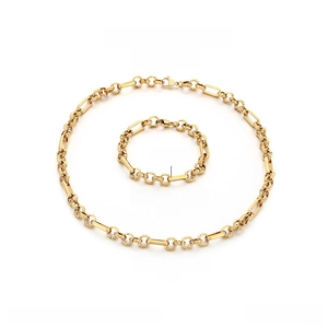 Vista dettagliata del set di collana e bracciale a catena spessa in acciaio dorato
