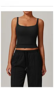 Détail d'un débardeur noir à col carré et d'un jogging assorti sur un mannequin
