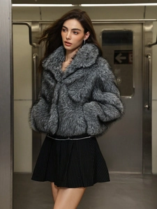 Chic veste en fausse fourrure grise avec revers et mini-jupe plissée à rayures noires