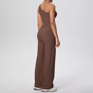 Vue détaillée de l'ensemble de yoga marron foncé avec haut asymétrique et pantalon à jambes larges