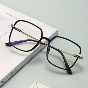 Nahaufnahme der schwarzen quadratischen Brille mit gold-silbernen Metallbügeln