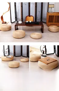 Dettaglio del cuscino da terra in paglia intrecciata a mano per arredamento zen giapponese