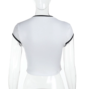 Detailansicht der Rückseite eines weißem Cropped-T-Shirts mit schwarzen Kontrastkanten