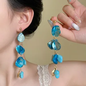 Boucles d'oreilles longues à pampilles en nacre bleue et maillons dorés pour l'été