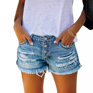 Pantaloncini di jeans celeste da donna con dettagli strappati e orlo grezzo sfilacciato