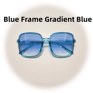 Detalle de gafas de sol cuadradas de gran tamaño con montura azul transparente y lentes degradadas
