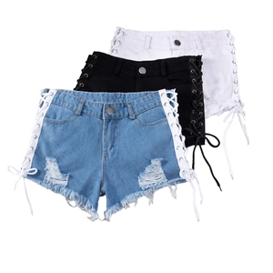 Pantaloncini in denim sfrangiati blu, neri e bianchi con dettaglio stringato laterale