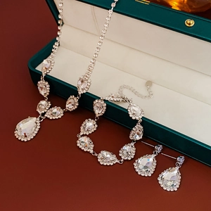 Détail du parure de collier et boucles d'oreilles avec cristaux poires dans un écrin de bijoux