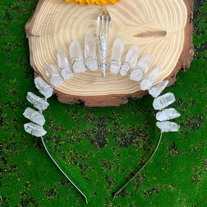 Détail de cristaux de quartz naturel sur serre-tête argenté avec accents métalliques