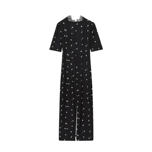 Zwarte maxi-jurk met bloemenprint, kanten V-hals en pofmouwen voor dames op wit