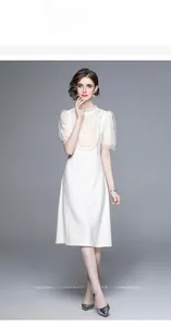 Détail de manches bouffantes blanches avec dentelle complexe et broderie de paillettes