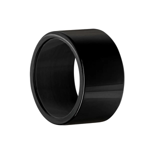 Macro di una fascia ad anello in metallo nero lucido a specchio larga 12 mm per uomo