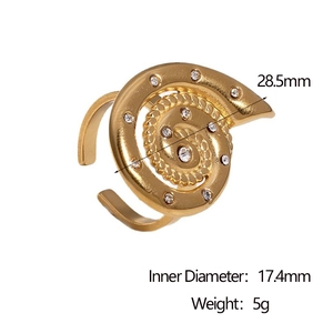 Detail view of 18k gold spiral shell ring with dimensions 28.5mm and weight 5g
