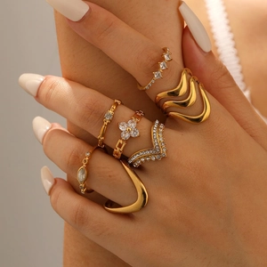6-piece 18k gold plated stainless steel ring set with cubic zirconia on female hand