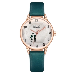 Montre à quartz pour femme avec boîtier or rose, bracelet cuir vert et motif couple