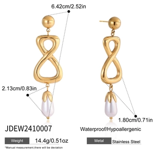 Détail de boucles d'oreilles dorées en acier et perles avec mesures de taille et poids