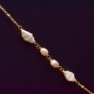 Baroque rhombus pearl necklace with gold-plated chain and handmade wire-wrapped details