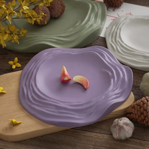 Macro-opname van gegolfde trays in paars en groen op een houten tafel