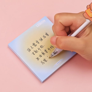 Note adesive con sfumature blu e gialle su sfondo rosa con scritte a mano