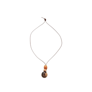Collana vintage con pendente a cuore in resina ambrata e perle in legno occhio di tigre