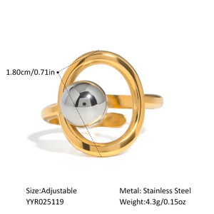 Dettaglio anello regolabile in acciaio inossidabile con perla argento da 1,8 cm