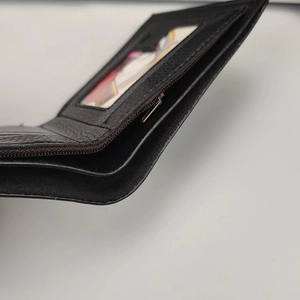 Détail du portefeuille en cuir pour hommes avec poche zippée interne et fenêtre d'identité