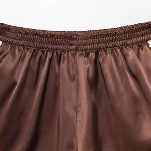 Pantalones cortos de satén marrón oscuro con cintura elástica y textura sedosa