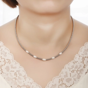 Collana minimalista in acciaio inossidabile con perle d'acqua dolce 3mm e sfere argento