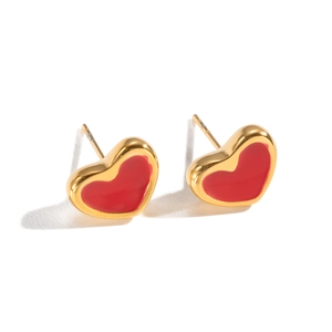 Boucles d'oreilles cœur en plaqué or avec émail rouge sur fond blanc pur
