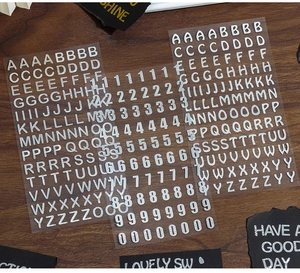 Dettaglio di adesivi glitterati argento con lettere e numeri per scrapbooking fai-da-te