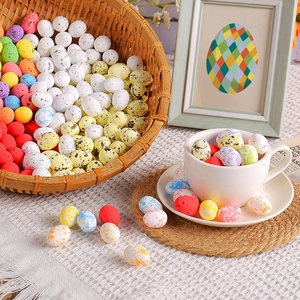 Mini œufs de Pâques colorés en mousse avec taches dans un panier et une tasse décorative