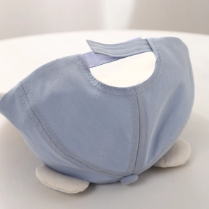 Vue détaillée de l'arrière du chapeau soleil bébé avec bande velcro ajustable