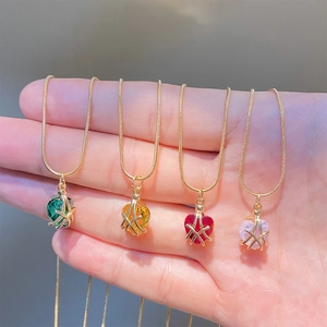 Cuatro collares de corazón de cristal con alambre de oro y cadenas de serpiente