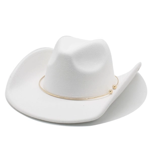 Détail du chapeau de cowboy blanc en feutre avec large bord et élégant bandeau doré