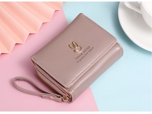 Geldbörse aus Leder in Pink-Violett mit goldenen Hasenohren und Handgelenkschlaufe