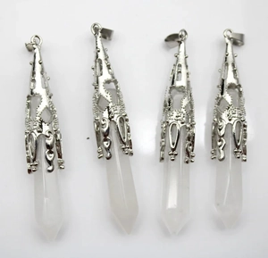 Detail van natuurlijke witte kristallen hangers met gegraveerde kappen van zilverlegering