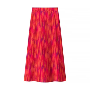 Flachbildaufnahme eines High-Waist-Maxirocks mit rot-orangem abstraktem Flammenmuster