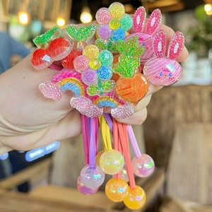 Dettaglio di elastici per capelli colorati per bambini con graziosi ciondoli in resina