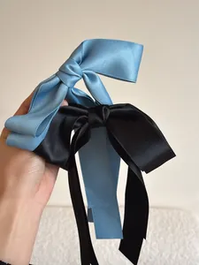 Détails de grandes barrettes à nœuds en satin de soie noir et bleu clair pour cheveux