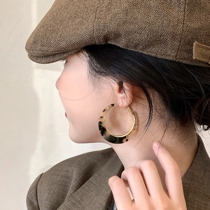 Vintage tortoiseshell hoop earrings with gold metal frame for a retro fall winter look