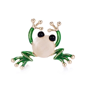 Detailaufnahme einer goldenen Froschbrosche mit grüner Emaille und weißer Perlenfüllung