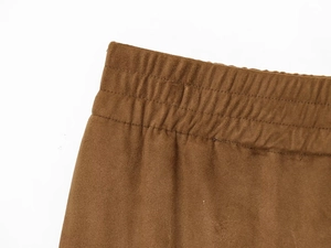 Détail des coutures à la taille élastique d'un pantalon marron en faux daim
