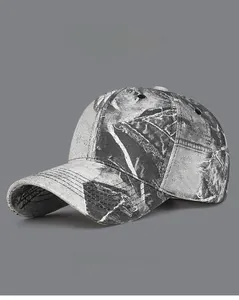Détails de la casquette vintage en jean délavé avec texture marbrée et coutures sur la visière