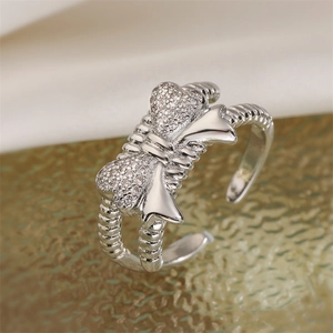 Vista macro dell'anello a fiocco in argento con zirconi micro-pave e fascia testurizzata