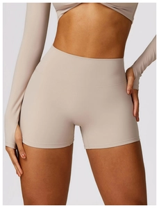 Détail du short de fitness taille haute avec contrôle du ventre et coutures doubles robustes