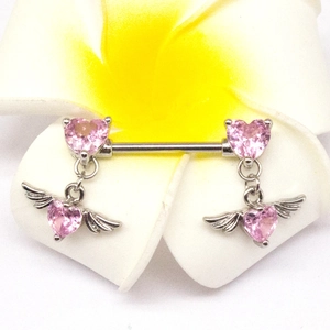 Piercing téton avec cœurs roses et ailes d'ange en argent sur fleur de frangipanier