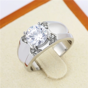 Vue macro d'une bague en acier titane pour homme avec un zircon rond brillant étincelant