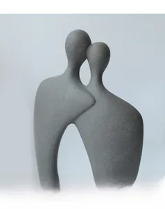 Vista macro di una scultura moderna in ceramica con texture opaca e finitura sabbiata