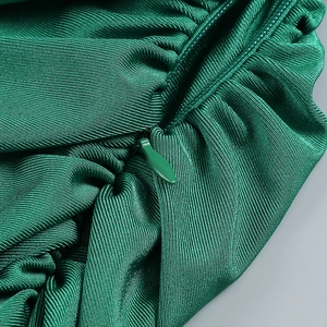 Dettaglio macro della maglia a coste verde smeraldo con cerniera invisibile