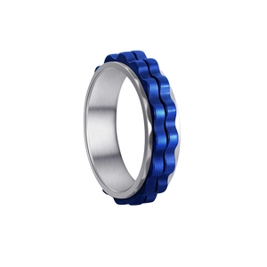 Detailaufnahme des blauen Wellenmusters auf einem rotierenden 6mm Titanstahl-Spinner-Ring